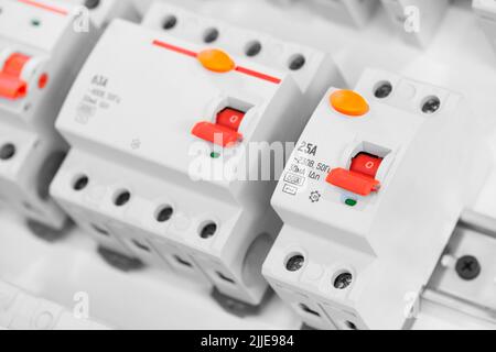 Automatische Überlastschutzgeräte im Stromversorgungsnetz. Leistungsschalter oder Sicherungen sind eine elektrische Sicherheitsvorrichtung Stockfoto