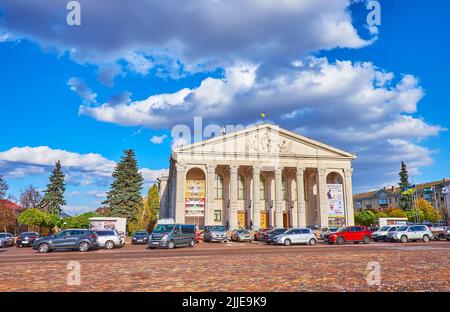 TSCHERNIHIW, UKRAINE - 22. Okt 2021: Der Krasna-Platz mit dem alten Gebäude des Musik- und Schauspieltheaters Taras Schewtschenko, am 22. Oktober in Tschernihiw Stockfoto