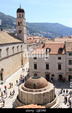 Spaziergang durch die Stadtmauern von Dubrovnik, Kroatien Stockfoto