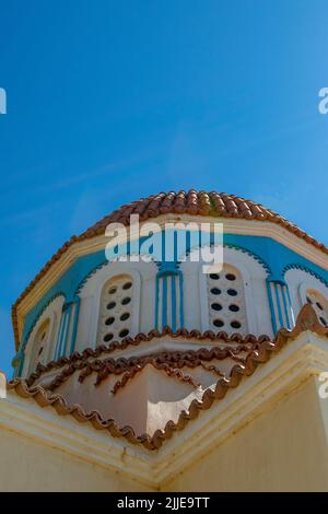 griechisch-orthodoxe Kirchturm gegen den klaren blauen Himmel auf der Insel kreta, architektonisch beaty des griechischen Kirchturms, Glockenturm auf der Kirche kreta. Stockfoto