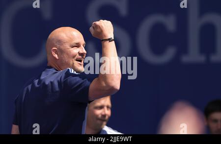 Gelsenkirchen, Deutschland. 24.. Juli 2022. firo : 07/24/2022, Fußball, 1. Liga, 1. Bundesliga, Saison 2022/2023, Saisoneröffnung, Schalke Day, FC Schalke 04, Sportdirektor Rouven SCHRODER Jubilation Credit: dpa/Alamy Live News Stockfoto