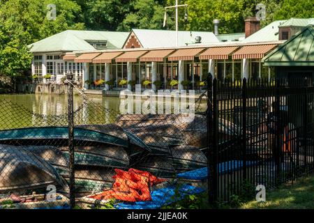 Das Restaurant Central Park Boathouse ist am Samstag, den 23. Juli 2022, in New York am See zu sehen. Unter Inflation und steigenden Arbeitskosten leidet das Central Park Boathouse voraussichtlich am 17. Oktober. (© Richard B. Levine) Stockfoto