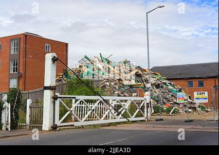 Nach dem Abriss eines Wohnblocks durch einen Brand an der Bahnüberquerung der London Road in Boston Lincolnshire hinterließ ein Schutthaufen Stockfoto