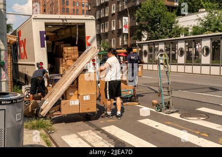 FedEx-Mitarbeiter sortieren die Lieferungen am Mittwoch, den July207. 2022, in der Hitze in Chelsea in New York. (© Richard B. Levine) Stockfoto