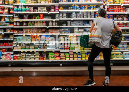 Einkaufen in einem Supermarkt in New York am Freitag, 22. Juli 2022. Die Inflation in den USA erreichte im Juni den höchsten Stand seit 41 Jahren und lag mit 9,1 % noch über dem Höchststand. (© Richard B. Levine) Stockfoto