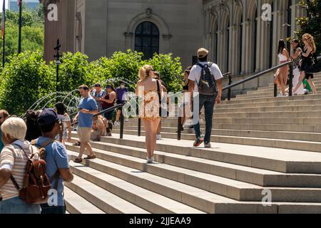 Besucher vor dem Metropolitan Museum of Art in New York backen während der Hitzewelle, die am Samstag, dem 23. Juli 2022, zu sehen war. Es wurde eine Wärmeempfehlung herausgegeben, bei der die Temperaturen am Sonntag voraussichtlich 98 Grad erreichen werden. (© Richard B. Levine) Stockfoto