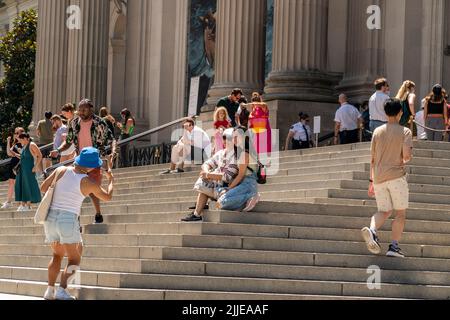 Besucher vor dem Metropolitan Museum of Art in New York backen während der Hitzewelle, die am Samstag, dem 23. Juli 2022, zu sehen war. Es wurde eine Wärmeempfehlung herausgegeben, bei der die Temperaturen am Sonntag voraussichtlich 98 Grad erreichen werden. (© Richard B. Levine) Stockfoto