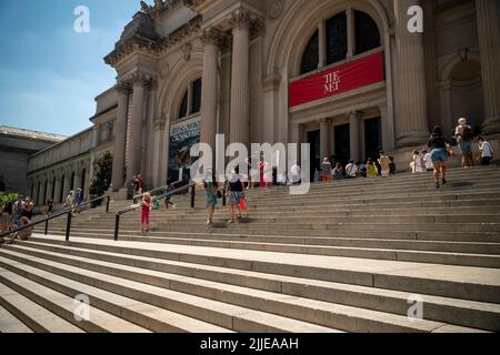 Besucher vor dem Metropolitan Museum of Art in New York backen während der Hitzewelle, die am Samstag, dem 23. Juli 2022, zu heiß ist, um auf den Stufen zu sitzen. Es wurde eine Wärmeempfehlung herausgegeben, bei der die Temperaturen am Sonntag voraussichtlich 98 Grad erreichen werden. (© Richard B. Levine) Stockfoto