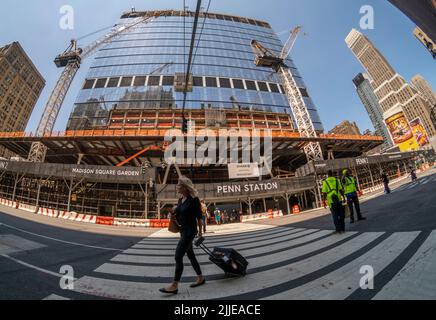 Reisende vor der gerade renovierten Pennsylvania Station in New York am Dienstag, den 19. Juli 2022. (© Richard B. Levine) Stockfoto