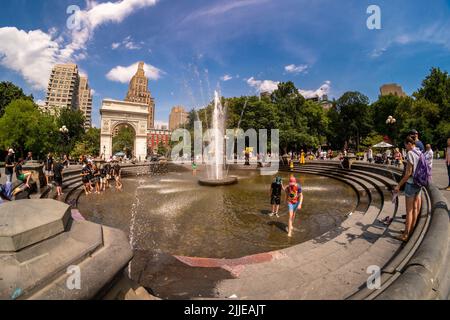 Nur wenige Menschen nutzen das kühlende Mikroklima des Brunnens im Washington Square Park in New York während einer Hitzewelle in New York am Sonntag, dem 24. Juli 2022. Die Temperaturen wurden für den sechsten Tag in Folge angekurbelt, als die lange Hitzewelle New York trifft. (© Richard B. Levine) Stockfoto