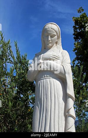 Berühmte Sehenswürdigkeiten, Crikvenica, Kirche der Himmelfahrt der seligen Jungfrau Maria, Statue der Jungfrau Maria, Kroatien Stockfoto
