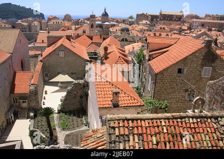 Spaziergang durch die Stadtmauern von Dubrovnik, Kroatien Stockfoto