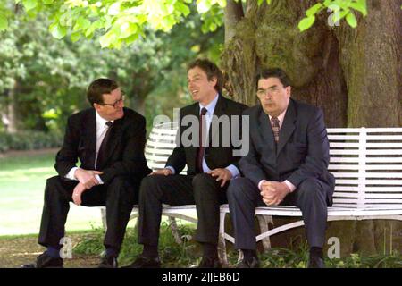 Filepoto vom 21/5/1998 von Premierminister Tony Blair (Mitte) mit (links) David Trimble und (rechts) John Hume am letzten Tag der Kampagne für ein Ja-Votum beim nordirischen Referendum. Der ehemalige nordirische erste Minister ist gestorben, teilte die Ulster Unionist Party mit. Ausgabedatum: Montag, 25. Juli 2022. Stockfoto