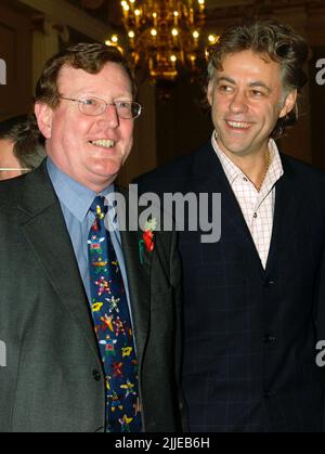 Aktenfoto vom 6/11/2001 von David Trimble (links) und Bob Geldof im Banqueting House, Whitehall, London, wo sie sich mit dem Jahresabendessen des irischen Fonds Großbritanniens 9. besprachen. Der ehemalige nordirische erste Minister ist gestorben, teilte die Ulster Unionist Party mit. Ausgabedatum: Montag, 25. Juli 2022. Stockfoto