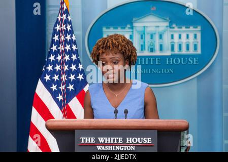 Washington, Vereinigte Staaten. 22.. Juli 2022. Die Pressesprecherin des Weißen Hauses, Karine Jean-Pierre, stellt Fragen von Reportern während einer Pressekonferenz im Weißen Haus in Washington, DC, am Freitag, den 22. Juli 2022. Quelle: Rod Lampey/Pool via CNP/dpa/Alamy Live News Stockfoto