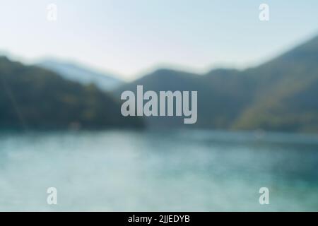 Völlig unscharfes Foto von Meer, Bergen und Himmel als friedlichem Hintergrund. Stockfoto