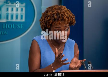 Washington, Vereinigte Staaten. 22.. Juli 2022. Die Pressesprecherin des Weißen Hauses, Karine Jean-Pierre, beantwortet die Fragen von Reportern während einer Pressekonferenz im Weißen Haus in Washington, DC, am Freitag, den 22. Juli 2022. Quelle: Rod Lampey/Pool via CNP/dpa/Alamy Live News Stockfoto