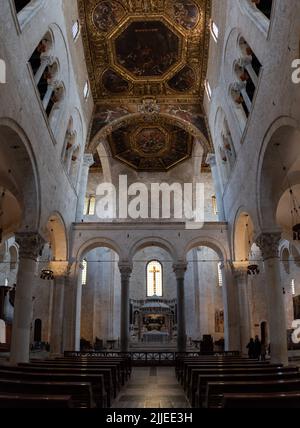 BARI, ITALIEN - 29. APRIL 2022 - im Inneren der berühmten Basilika San Nicola in Bari, Begräbnisstätte des Heiligen Nikolaus, Süditalien Stockfoto