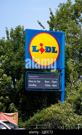 Wadebridge, Vereinigtes Königreich - Juli 18 2022 - das Schild am Eingang zum Lidl Supermarkt auf der Eddystone Road Stockfoto