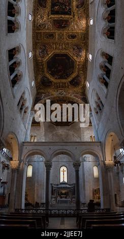 BARI, ITALIEN - 29. APRIL 2022 - im Inneren der berühmten Basilika San Nicola in Bari, Begräbnisstätte des Heiligen Nikolaus, Süditalien Stockfoto