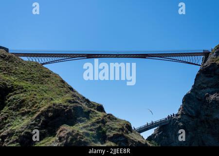 Tintagel, Vereinigtes Königreich - Juli 21 2022 - die Fußbrücken, die zu und von Tintagel Castle von der Castle Road führen Stockfoto