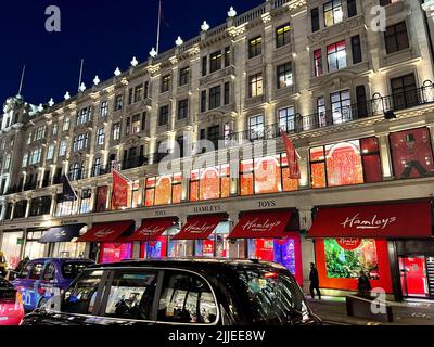 London, Großbritannien - 19 2022. Januar - Eine Nachtaufnahme der Friontage des weltberühmten Spielzeugladens Hamley's in der Regent Street Stockfoto