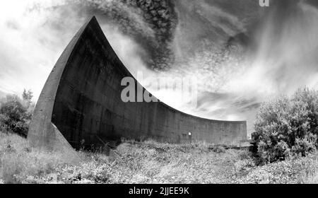 Infrarotfoto des 200 Meter hohen Schallspiegels in Lade Pits, einem Teil des RSPB Dungeness Nature Reserve, Kent, England. Stockfoto