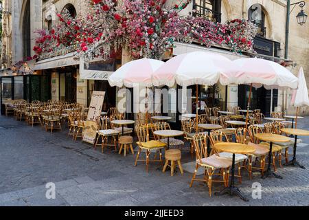 Das Café Le Paradis ist ein traditionelles französisches Café im Pariser Viertel Les Halles. Stockfoto