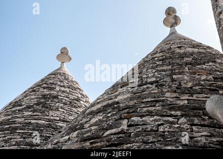 Typisches gefaltetes Steindach eines Trullo in Alberobello, Italien Stockfoto