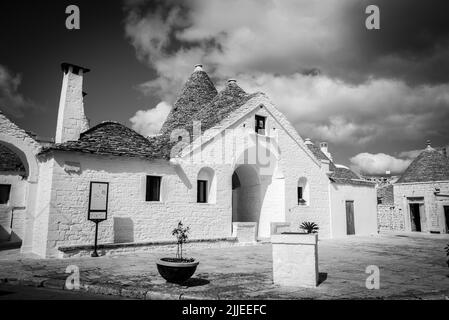 Berühmter Trullo Sovrano in Alberobello, Süditalien Stockfoto