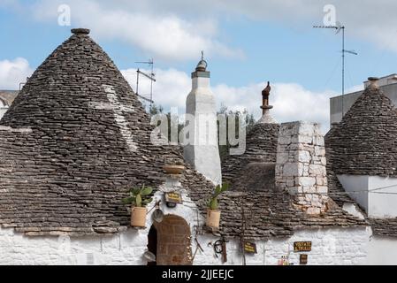 Typisches gefaltetes Steindach eines Trullo in Alberobello, Italien Stockfoto