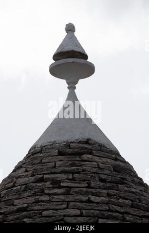 Typisches gefaltetes Steindach eines Trullo in Alberobello, Italien Stockfoto