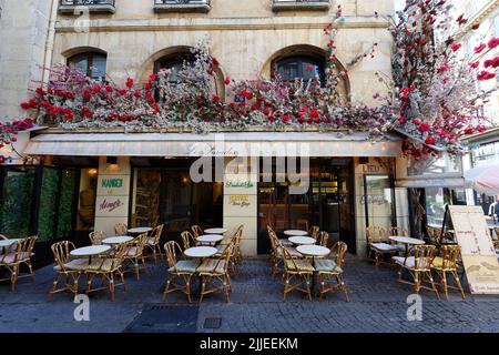 Das Café Le Paradis ist ein traditionelles französisches Café im Pariser Viertel Les Halles. Stockfoto