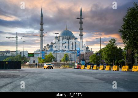 Istanbul, Türkei - 18 2022. Juni: Die Neue Moschee (türkisch: Yeni Cami, ursprünglich Valide Sultan Moschee genannt, türkisch: Valide Sultan Camii) liegt Stockfoto