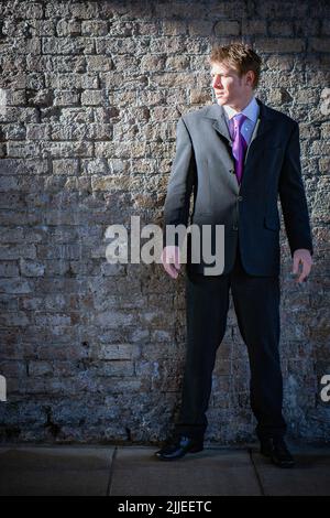 Urban Business; Vorwärtskommen. Ein gutaussehender junger Geschäftsmann, der auf eine positivere Art und Weise blickt; ein ehrliches Porträt in der Taille vor Ort. Stockfoto