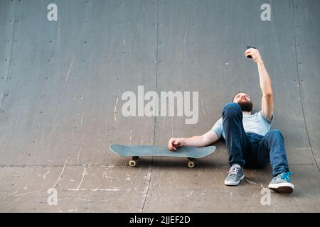 Skateboarder Entspannung Jugend Hipster Rampe Selfie Stockfoto