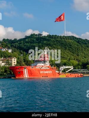 Istanbul, Türkei - Juni 18 2022: Vertikale Ansicht des Bootes der Generaldirektion für Küstensicherheit, (Kiyi Emniyeti Genel Mudurlugu auf Türkisch) Stockfoto