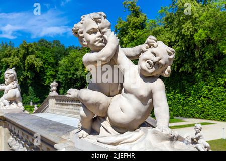 Skulptur von kämpfenden Geschwistern in den Gärten im italienischen Stil 17. Jahrhundert barocken königlichen Wilanow-Palast, Warschau, Polen Stockfoto