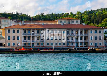 Istanbul, Türkei - Juni 18 2022: Servicegebäude der Generaldirektion für Küstensicherheit, (Kiyi Emniyeti Genel Mudurlugu auf Türkisch) Stockfoto