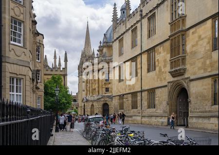 Blick auf die Catte Street mit der Radcliffe-Kamera, der Bodleian Library und der University Church of St Mary the Virgin, Oxford, Großbritannien Stockfoto