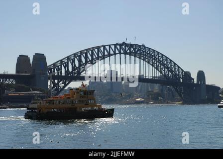 Fähre und Sydney Harbour Bridge, Sydney, NSW, Australien Stockfoto