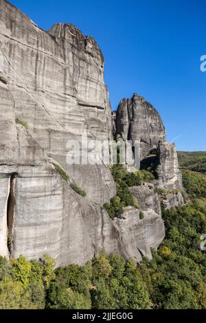 Meteora einzigartige und riesige Felssäulen ragen steil aus dem Boden, neben den Pindos Bergen. Westliche Region Thessaly, Kalabaka, GRE Stockfoto