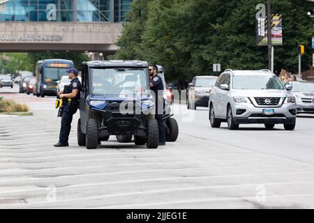 Indianapolis, Indiana, USA. 25.. Juli 2022. Die Abtreibungsdebatte in Indiana zieht am 25. Juli 2022 Protestmassen vor das Indiana Statehouse in der Innenstadt von Indianapolis, Indiana. (Bild: © Lora Olive/ZUMA Press Wire) Stockfoto