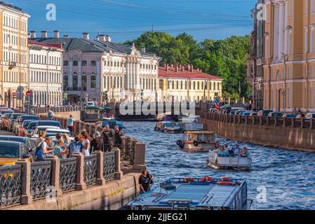 Sankt Petersburg, Russland - 19. Juli 2022: Die Ausflugsboote folgen dem Fluss Moyka an der Kreuzung mit dem Newski Prospekt. Stockfoto