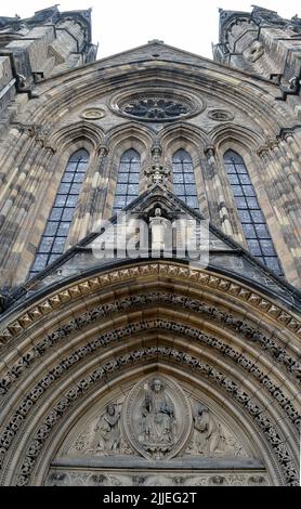 EDINBURGH, SCHOTTLAND - 12. JULI 2022: Vordere (westliche) Erhebung der St. Mary's Episcopal Cathedral, oder der Church of St. Mary the Virgin. Stockfoto