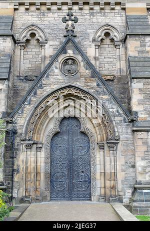 EDINBURGH, SCHOTTLAND - 12. JULI 2022: Seiteneingang zur St. Mary's Episcopal Cathedral, entworfen von George Gilbert Scott. Stockfoto