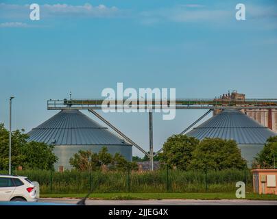 Getreideaufzug in der Nähe der Stadt Shurany, Slowakei. Stockfoto