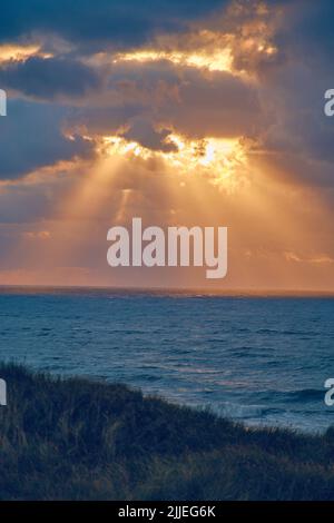 Sonnenuntergang über der Nordsee mit Sonnenstrahlen. Hochwertige Fotos Stockfoto