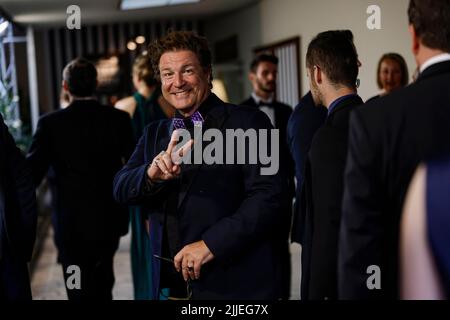 Bayreuth, Deutschland. 25.. Juli 2022. Schauspieler Francis Fulton-Smith bei der Eröffnung der Bayreuther Richard Wagner Festspiele im Festspielhaus auf der Grünen Hügel. Das Festival beginnt in diesem Jahr mit einer Neuproduktion von 'Tristan und Isolde. Quelle: Daniel Löb/dpa/Alamy Live News Stockfoto