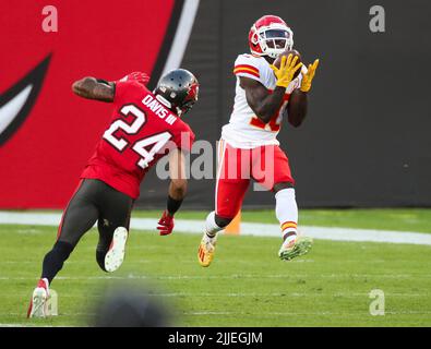 Tampa, USA. 29.. November 2020. Tampa Bay Buccaneers Eckpfeiler Carlton Davis (24) wird verbrannt, als der Kansas City Chiefs Wide Receiver Tireek Hill (10) einen Pass vom Quarterback Patrick Mahomes (15) für 75 Yards und einen Touchdown am 29. November 2020 in Tampa, Florida, einfängt. (Foto von Dirk Shadd/Tampa Bay Times/TNS/Sipa USA) Quelle: SIPA USA/Alamy Live News Stockfoto